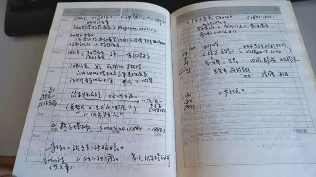 讲台上的刘欢：香烟、粉笔与花体字