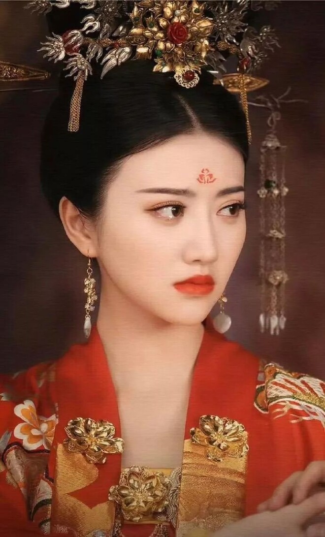 景甜现身机场：打扮十分精致 神态略显拘谨（配图9）