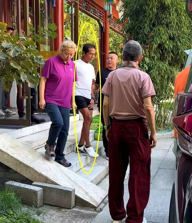 齐秦：在美国和百岁母亲住一起 下台阶都不利索（配图3）