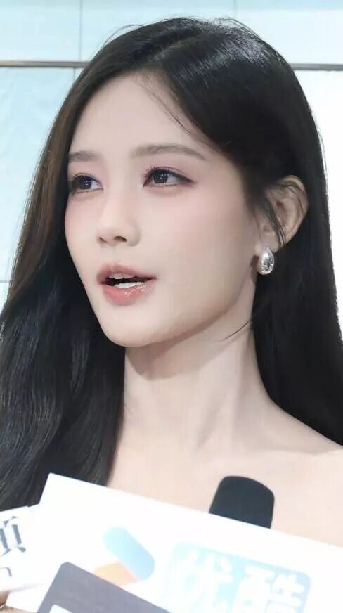 李一桐身材上热搜！脸部凹陷、瘦到衣服都挂不住（配图8）