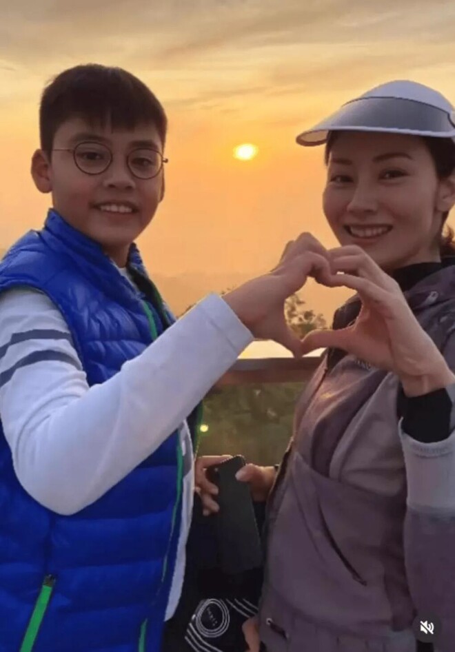 李嘉欣15岁儿子近照曝光 身高190cm胖了不少（配图3）