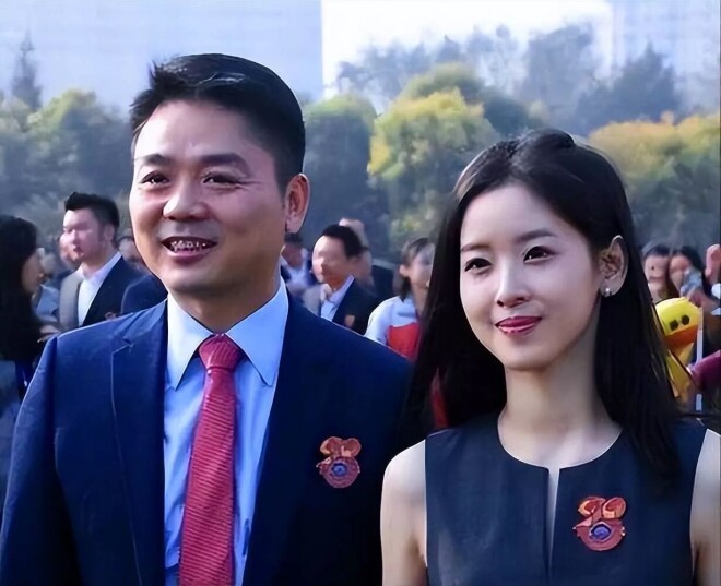 58岁邓文迪与32岁章泽天同框 谁的气场更强（配图13）