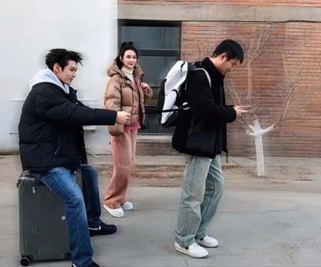52岁王艳在自家楼顶摘石榴 穿着好清爽（配图19）