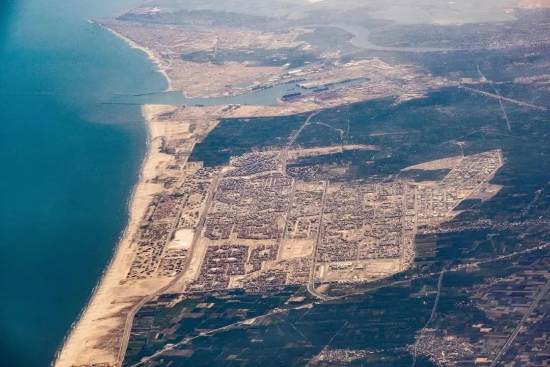 2021年5月28日，埃及地中海北部沿岸城市达米埃塔港口的航拍图。