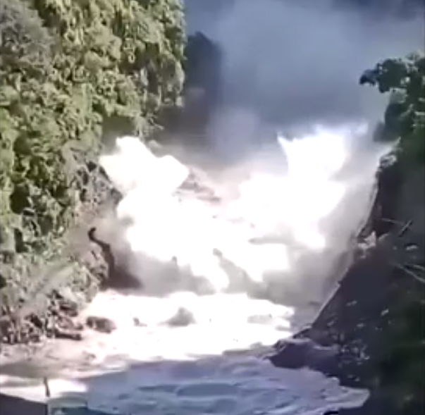 目擊者拍下山洪沖破尼泊爾與中國大陸交界處1處正在興建的水力發電廠。（圖／路透）