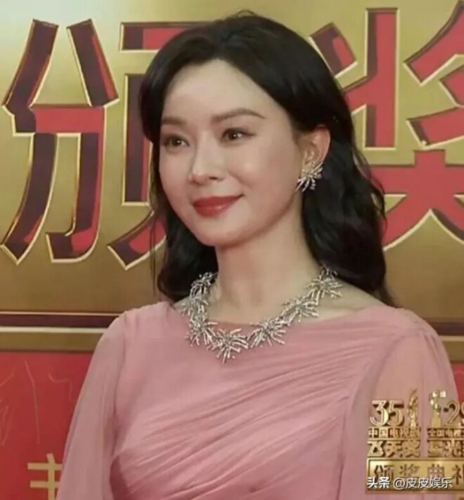 飞天奖红毯：马伊琍穿成地摊货 倪萍像地主婆（配图10）