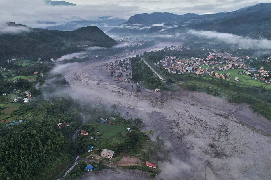 尼泊爾和中國大陸交界地區26日發生暴洪及土石流，圖為災區翠蘇里河沿岸30日的無人機空拍圖。美聯社