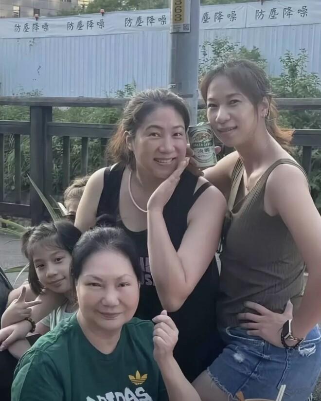 小S香港给84岁婆婆庆生 S妈穿名牌背迪奥很富态（配图5）