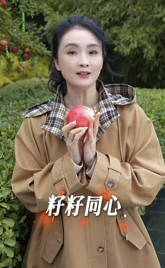 52岁王艳在自家楼顶摘石榴 穿着好清爽（配图18）