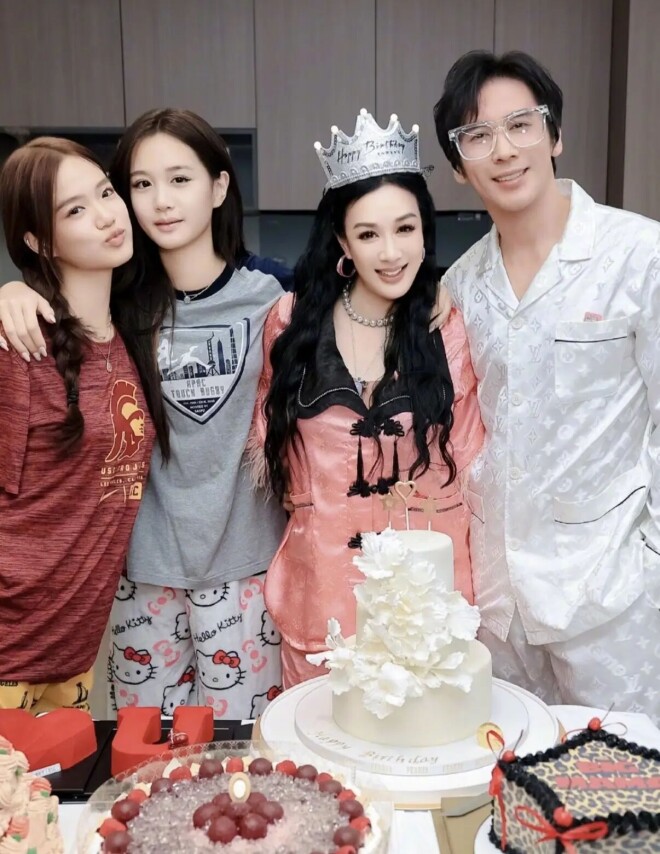 钟丽缇夫妇走机场：她腰粗胯宽 张伦硕打扮潮酷（配图14）