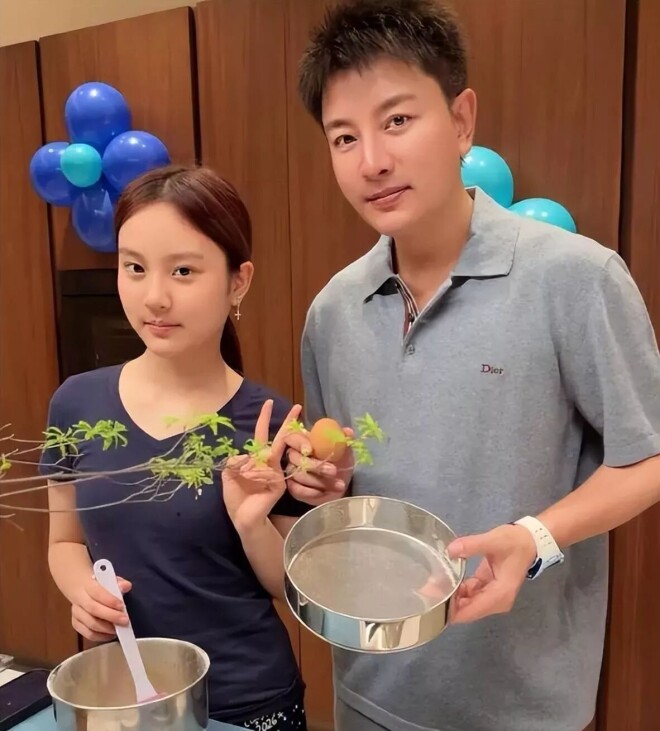 大瓜！曝离婚多年做直播的男明星有儿子了（配图7）
