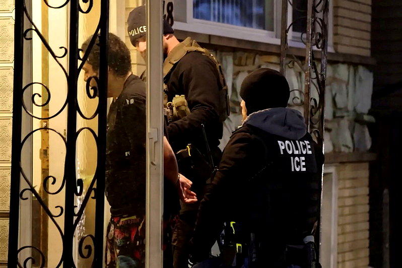 ICE執法力度加大，一些華人重新思考多年建立的穩定生活。圖為ICE逮捕示意圖。（...