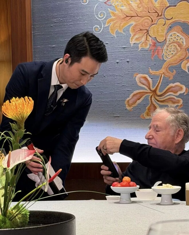 64岁杨紫琼上海聚餐惊艳全场 穿露肩装身姿窈窕（配图6）