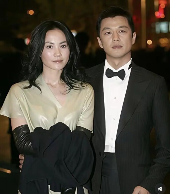 55岁李亚鹏疑似恋爱 身边女伴侧颜很像王菲（配图21）