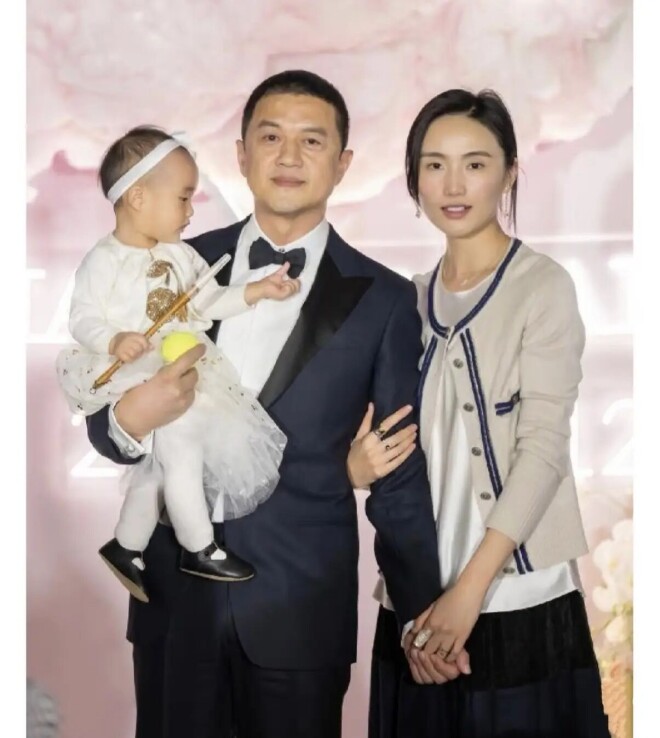 55岁李亚鹏疑似恋爱 身边女伴侧颜很像王菲（配图23）