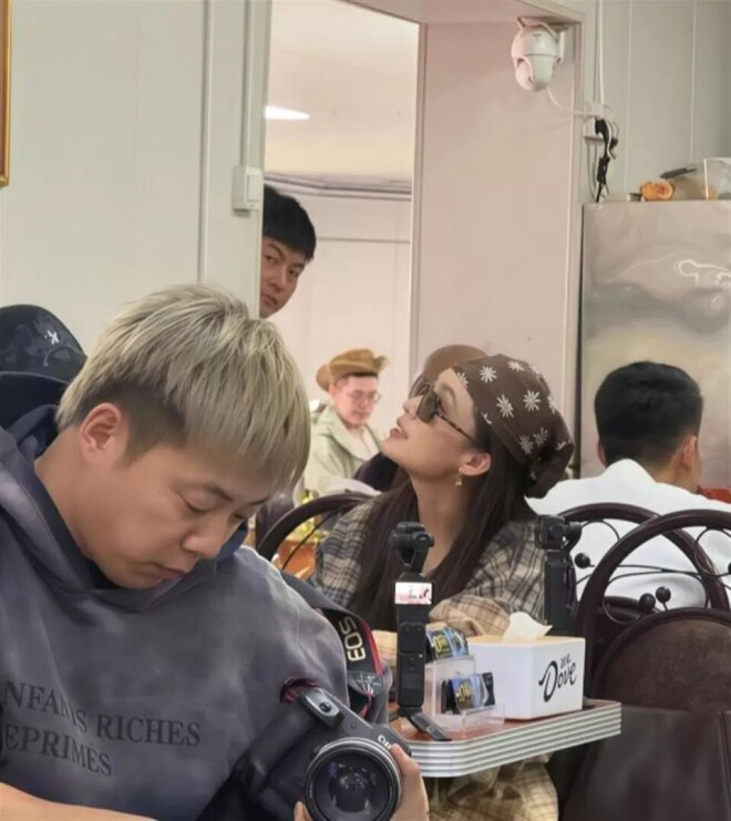 喀什偶遇岳云鹏 三人挤一张桌子吃面十分接地气（配图4）
