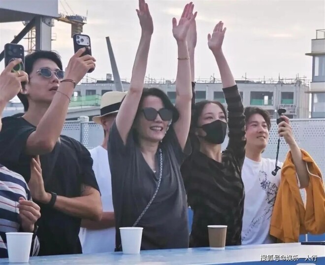 王菲母女三人在阿那亚 前夫窦唯也在（配图8）