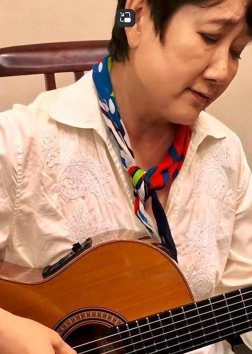 和王刚离婚24年，成方圆已成他高攀不起的样子