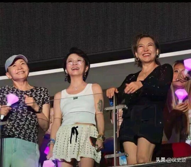 那英19岁女儿现身妈妈演唱会 染一头黄发（配图8）