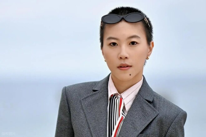 57岁王菲现身女儿演唱会 短裤雨靴秀美腿白又薄（配图19）