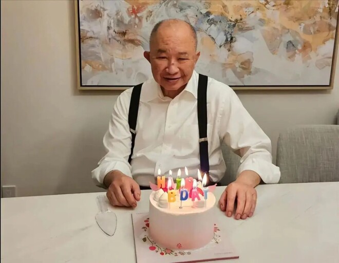 80岁吴宇森庆生照曝光 与混血外孙女亲密依偎（配图2）