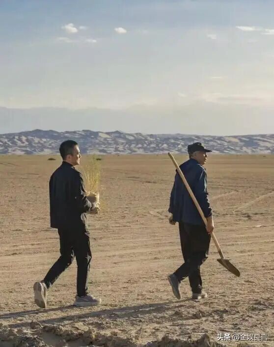 梁朝伟现身敦煌 扛铁锹种树脸晒焦黄（配图11）