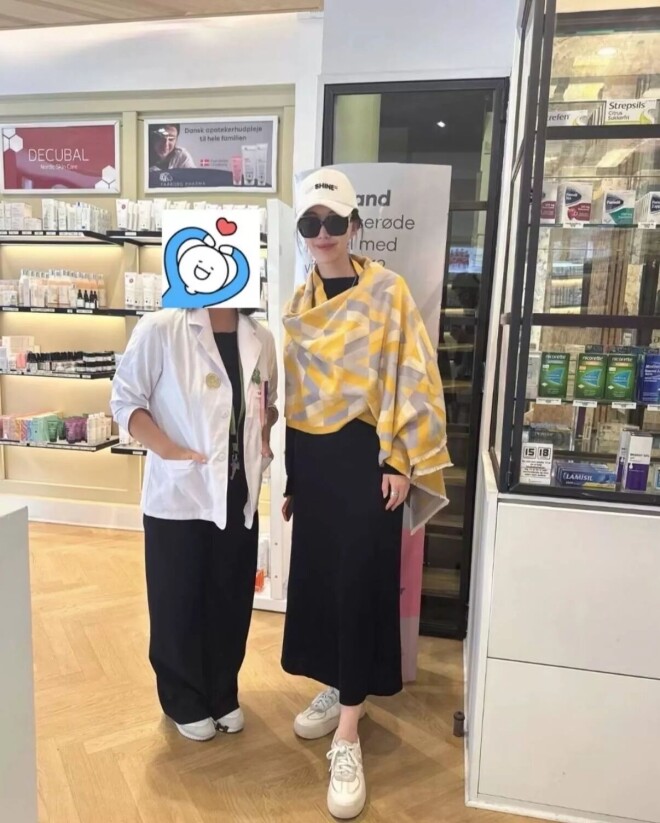 田朴珺带女儿国外度假 穿黑裙配羊绒披肩像贵妇（配图2）