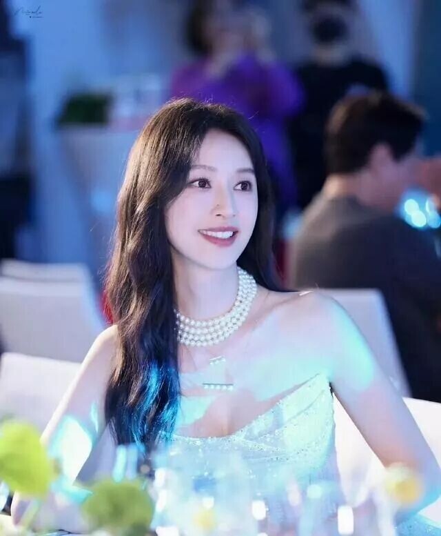 她比杨幂丰满皮肤比刘亦菲白 可惜就是红不了（配图19）