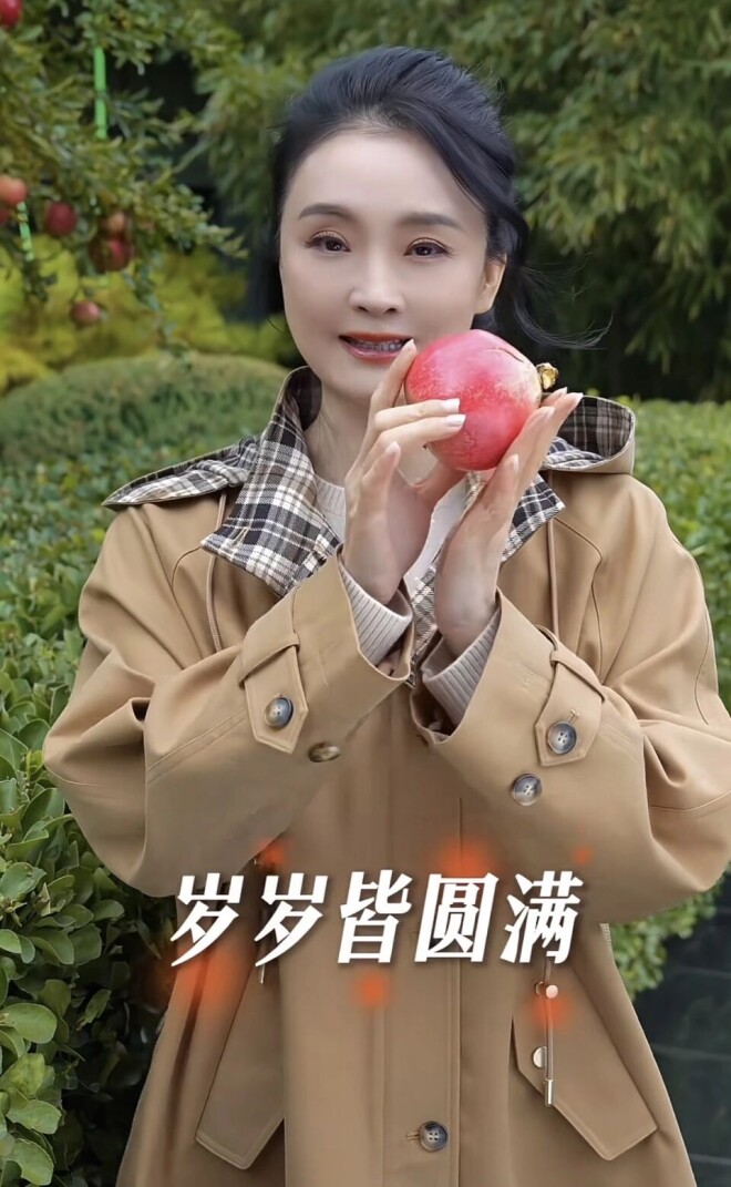 52岁王艳在自家楼顶摘石榴 穿着好清爽（配图21）