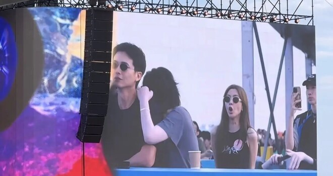 57岁王菲现身女儿演唱会 短裤雨靴秀美腿白又薄（配图12）