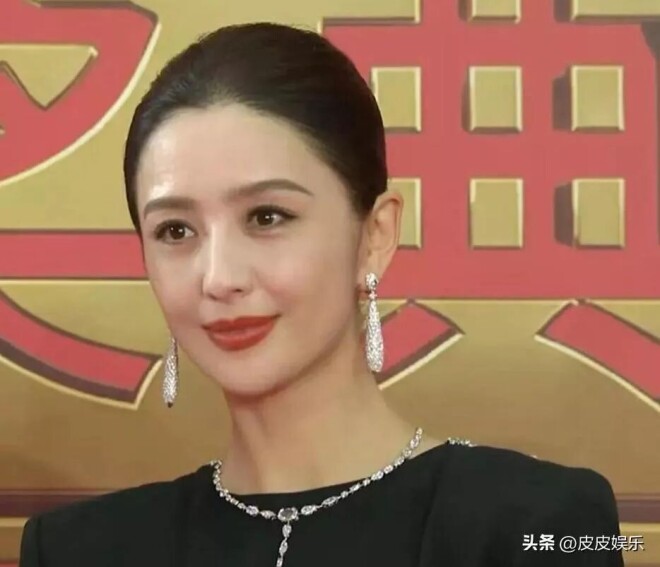 飞天奖红毯：马伊琍穿成地摊货 倪萍像地主婆（配图11）