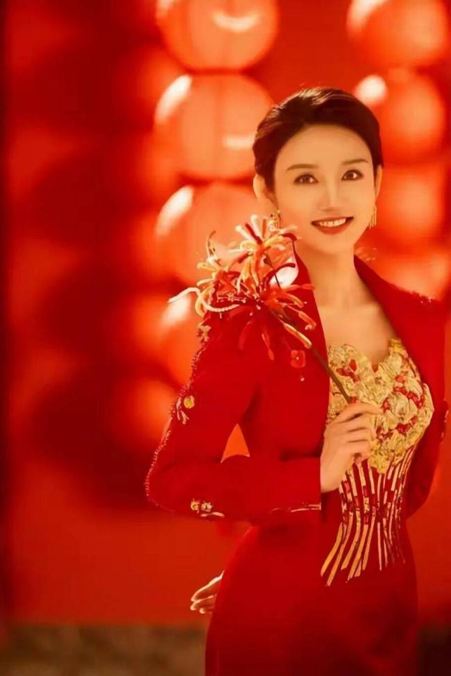 “央视才女”挤走董卿、靠爹上位、隐婚生子？
