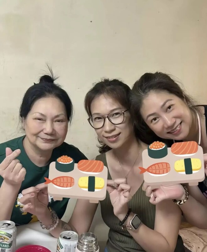 小S香港给84岁婆婆庆生 S妈穿名牌背迪奥很富态（配图6）