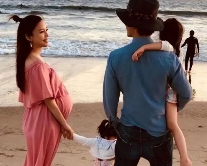 王力宏携父母享受天伦 李靓蕾素颜等公交带三娃（配图10）