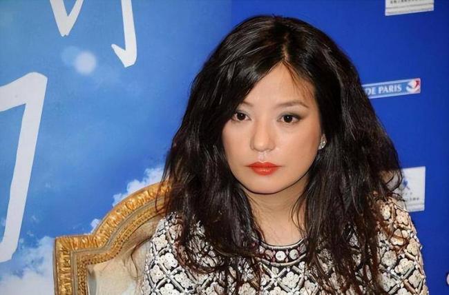 被封5年后赵薇再曝近况，瘦到脱相不敢认