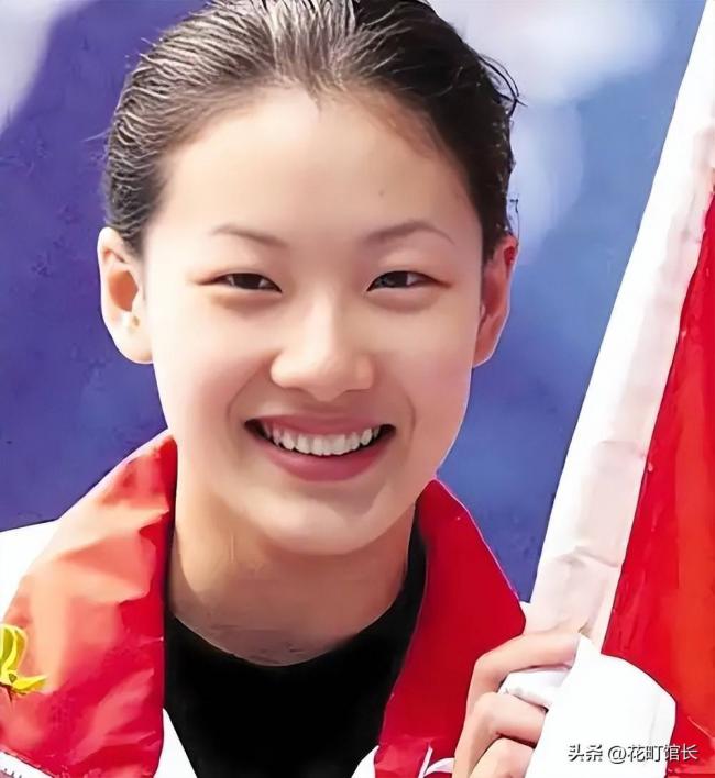 伏明霞全家罕见同框 完全富婆样 女儿似明星