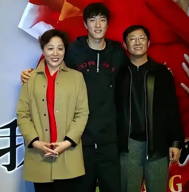 原来刘翔父亲是他，和姚明入围“上海新好男人”