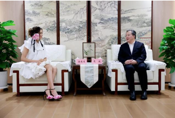 视频：谷爱凌见中国官员 两耳各戴一朵大牡丹