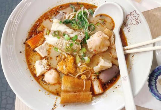 巴黎街头现中国麻辣烫门店，人均排队半个小时，有明星曾直播种草，中国顾客：一份大约150元，味道和国内差不多