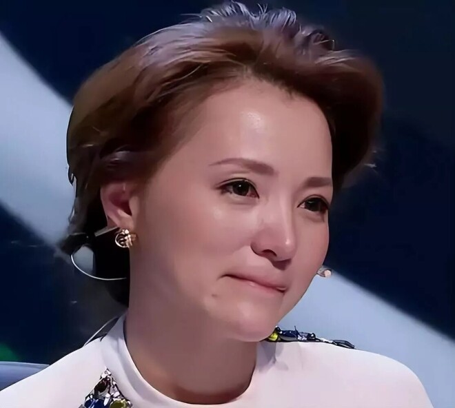 董卿现身敬一丹追悼会 头发染了但凌乱憔悴（配图8）