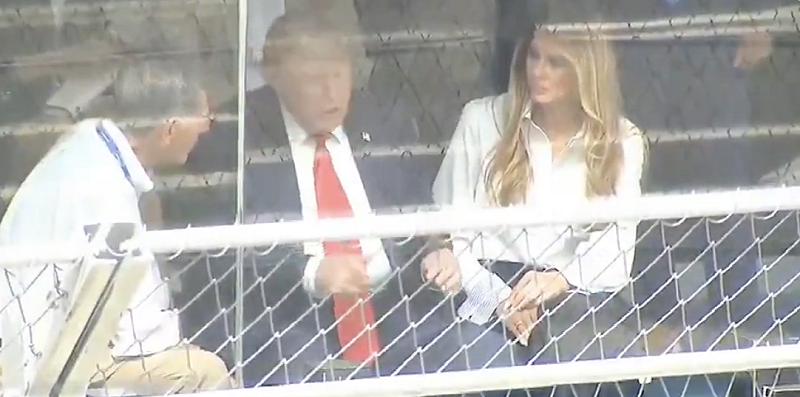 媒體拍到美國總統川普（Donald Trump）與第一夫人梅蘭妮亞（Melania Trump）( 右)近日出席「Freedom 250」印地賽車活動。&nbsp;&nbsp;&nbsp;圖：翻攝自 X / NEXTA