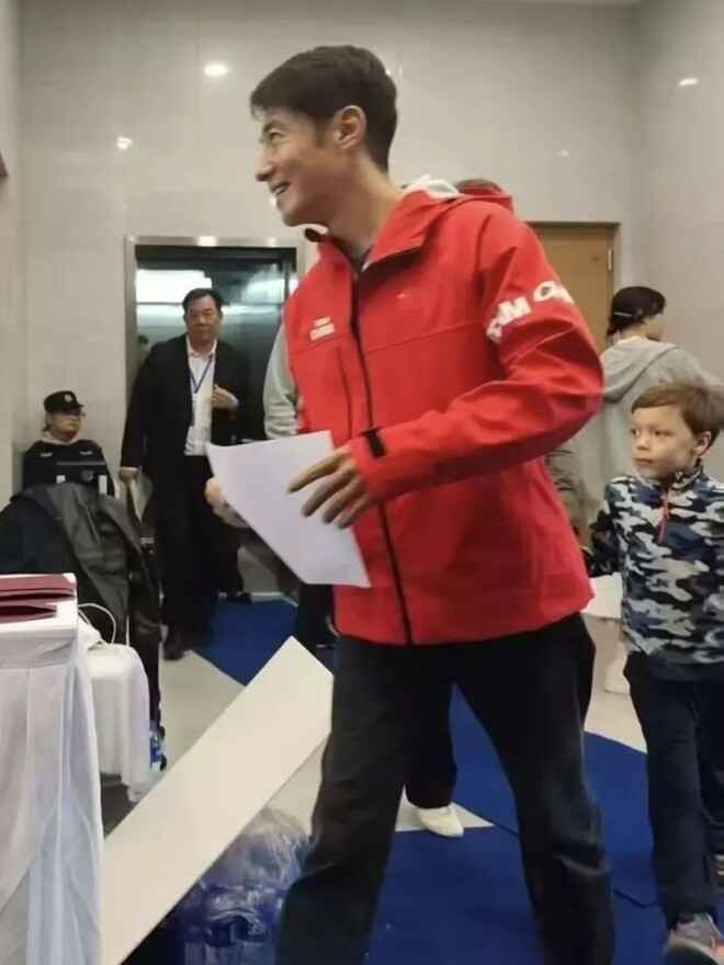撒贝宁假期携妻儿回武汉 7岁龙凤胎好黏爸爸（配图4）