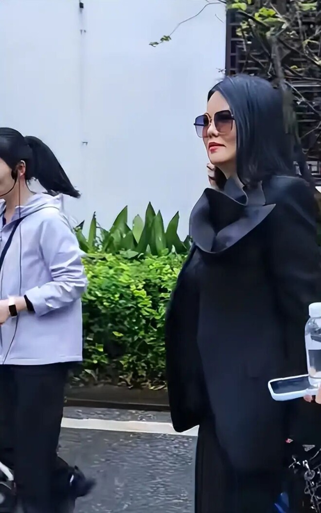 让李湘怀二胎的那个男人竟还给她留下了一手好牌（配图1）