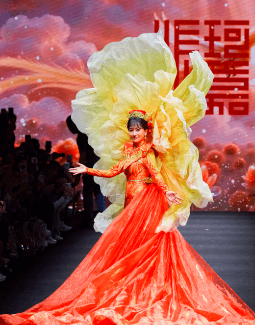 72岁赵雅芝高定压轴亮相！神级保养几乎冻龄
