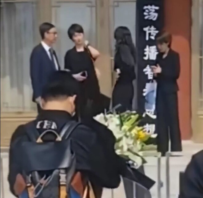 董卿现身敬一丹追悼会 头发染了但凌乱憔悴（配图21）