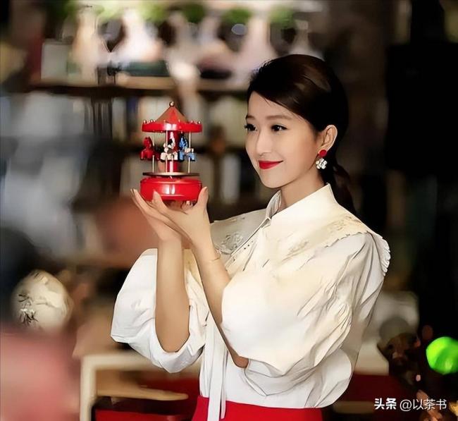 她比董卿知性、比周涛漂亮、39岁未婚育