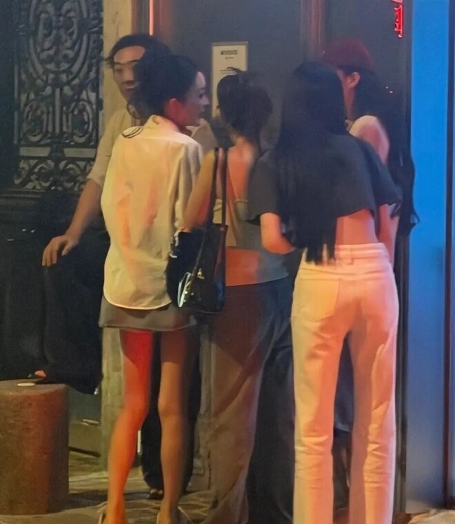 王思聪法国带妹K歌 被4个美女环绕累到靠墙（配图2）