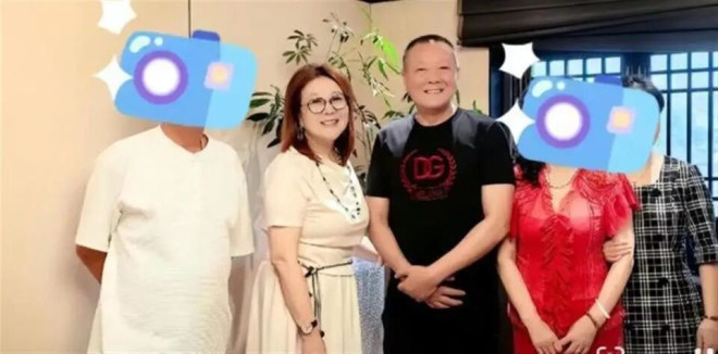 嫁给张艺谋15年陈婷母亲近照曝光 戴着玉镯