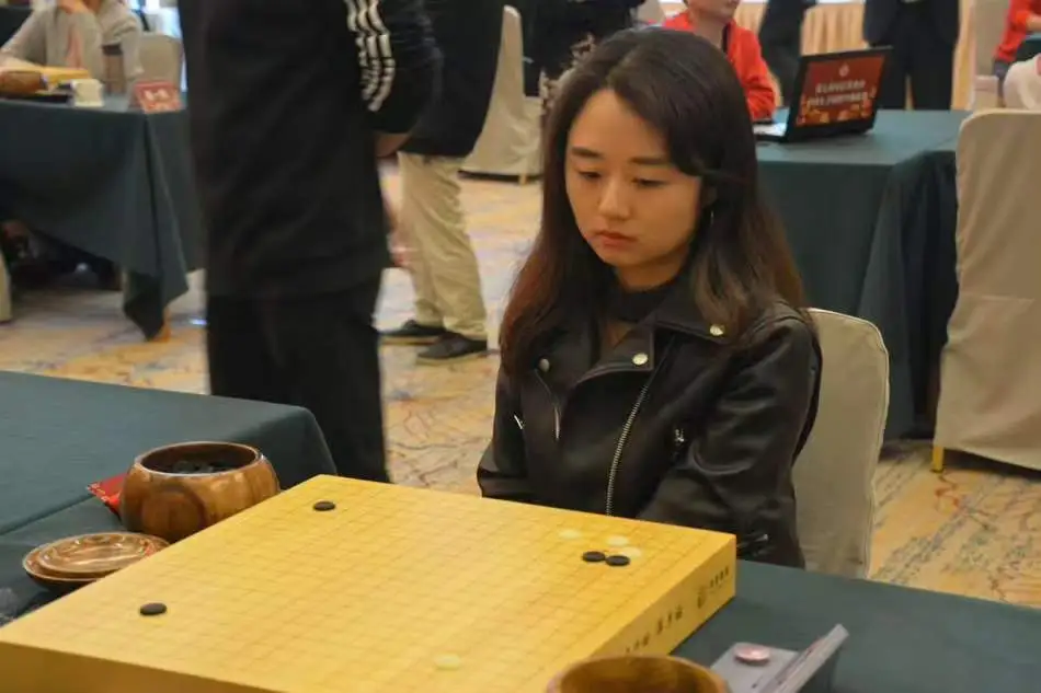 战鹰：一个围棋天才少女的“滑落”