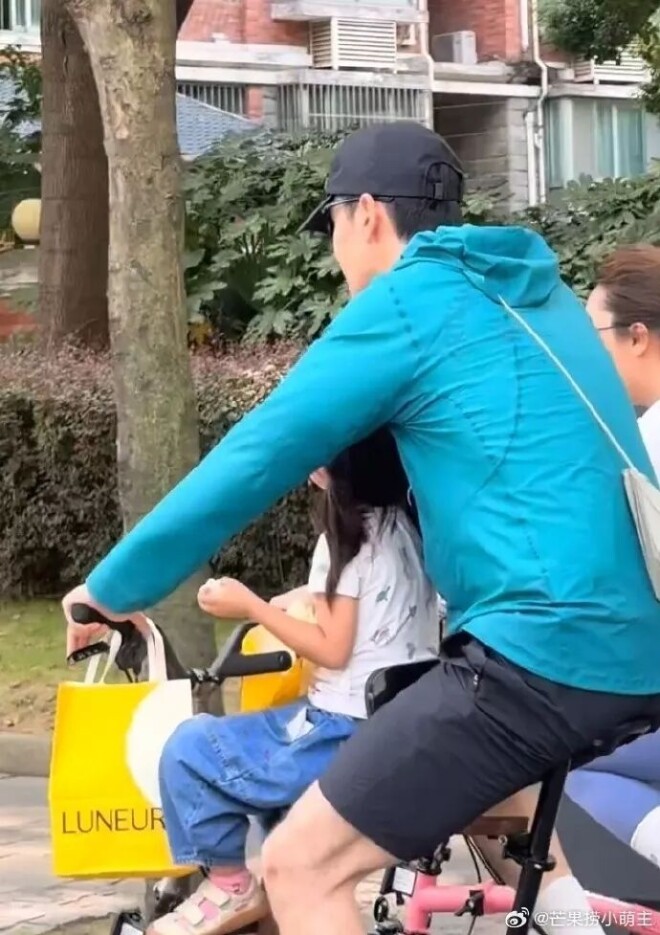 胡歌一家三口骑行罕同框 3岁女儿小茉莉近照曝光（配图3）